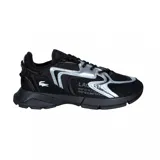 Championes Lacoste modelo L003 Neo, de diseño deportivo y urbano. Presentan una combinación de malla negra y superposiciones de material sintético con acabado plateado brillante. Incluyen el logo del cocodrilo en el lateral y detalles de coordenadas impresas. Cuentan con una suela robusta de goma negra.