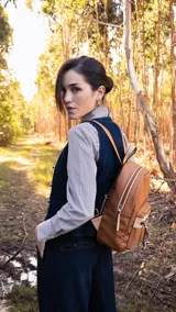 Mochila mediana color rosa, de nylon con detalles en símil cuero en el bolsillo frontal. Tiene asa de mano y correas regulables.