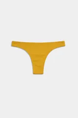 Bombacha de bikini amarilla de tiro bajo, con diseño clásico de cobertura moderada.
