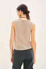 Top sin mangas de tejido de punto compacto con escote en U pronunciado. Presenta una textura sedosa y brillante, con un diseño ajustado al cuerpo.