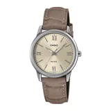 Reloj analógico Casio con caja de acero inoxidable plateada y esfera color champagne con números romanos. Presenta una malla de cuero texturizado en tono beige grisáceo.