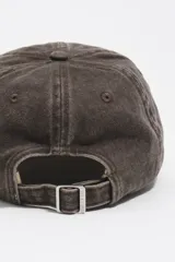 Gorro tipo gorra con visera de color marrón con efecto desgastado, con bordado frontal del logo de la marca en color verde claro.