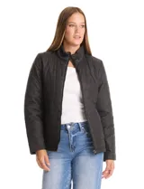 Campera 3 en 1 de color beige, con sistema de capas desmontables. La capa exterior es de tejido técnico resistente al viento y lluvia ligera, con capucha fija, cierre frontal con solapa, bolsillos de parche y ajuste elástico interno en la cintura. Incluye una campera interior capitoneada ultraliviana que puede usarse de forma independiente.