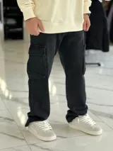 Pantalón cargo de jean azul claro, con bolsillos laterales en las piernas y corte holgado.