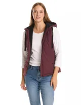 Chaleco de abrigo capitoneado color bordó, con capucha integrada, cierre frontal y bolsillos laterales con botón a presión. Presenta un diseño entallado con forro interior suave.