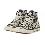 Championes Converse modelo Chuck Taylor All Star Hi, con diseño de estampado animal print de manchas negras sobre fondo crema. Presentan puntera de goma, cordones blancos y suela de goma vulcanizada con detalles en negro.