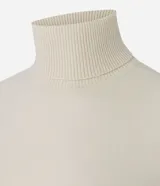 Suéter de punto color crema con cuello alto y mangas largas. Presenta un diseño ajustado al cuerpo con puños acanalados.