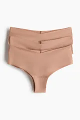 Pack de tres bombachas de microfibra color nude, tiro bajo, con corte láser para efecto invisible y cintura en V.