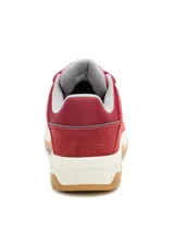 Championes Caterpillar modelo Theorem para hombre, de color rojo con detalles en blanco y suela de goma marrón. Confeccionados en ante y nylon, cuentan con entresuela de EVA para mayor amortiguación y diseño de inspiración urbana.