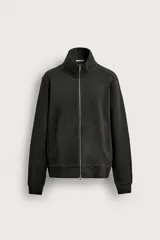 Chaqueta regular fit de cuello subido, confeccionada en tejido técnico interlock de algodón con elasticidad. Presenta cierre frontal con cremallera, bolsillos de vivo en la cadera y acabados en rib en puños y bajo.