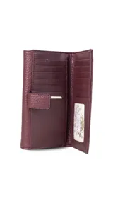 Billetera larga de diseño rectangular con solapa frontal y detalle de aro metálico central. Presenta múltiples compartimentos internos para tarjetas, billetes y un monedero con cierre.