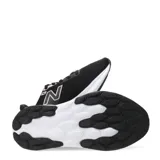 Championes de running New Balance modelo Fresh Foam 520, color negro con detalles en rosa dorado (logo 'N' y detalles en la parte trasera). Poseen entresuela blanca con tecnología Fresh Foam y suela exterior negra.