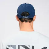 Gorra de gabardina celeste con logo Umbro bordado en blanco en el frente.