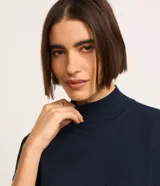 Blusa en punto texturizado color azul marino, con cuello alto acanalado, manga corta amplia, aberturas en los laterales de la parte baja y diseño de la marca Marfinno.