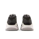 Championes urbanos New Balance modelo W5740STA, color gris oscuro con detalles en blanco, confeccionados en gamuza y malla, con logo "N" característico en los laterales y entresuela con amortiguación.