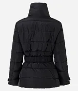 Campera puffer acolchada de color negro con pespuntes horizontales, cuello alto, cierre frontal y cinturón integrado ajustable para entallar la silueta.