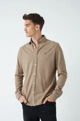 Camisa manga larga verde oliva con fit regular, mangas con botones y logo bordado.