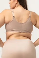Soutien reductor color piel, reforzado y sin aro, con breteles anchos regulables, prendido delantero y espalda con bandas cruzadas correctoras de postura.