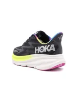 Championes Hoka Clifton 9 color negro con detalles en amarillo, rosa y celeste.