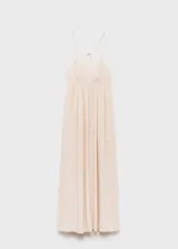 Vestido largo de corte evasé en color beige, confeccionado en tejido fluido con textura. Presenta escote en pico, tirantes finos y delicados detalles de abalorios bordados en toda la prenda.