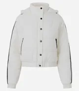 Campera puffer deportiva Get Over, color blanco con detalles de bies en color negro a lo largo de las mangas. Presenta cuello alto con capucha integrada, cierre frontal con botones a presión, bolsillos laterales con cremallera y puños con elásticos.