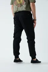 Pantalón cargo gris con puños elásticos, corte regular, bolsillos laterales con solapa y pasacintos.