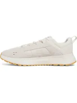 Championes Under Armour Street Mirage color beige, con parte superior de malla transpirable y superposiciones de gamuza. Cuenta con entresuela de EVA acolchada, suela exterior de goma con tracción y una etiqueta pequeña con el logo de la marca en el lateral.