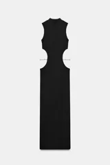 Vestido largo de corte recto con cuello perkins y diseño sin mangas. Presenta aberturas laterales (cut out) en la cintura con detalles de aplicaciones de pedrería tipo joya.