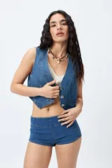 Microshort de tiro bajo color negro, con cierre metálico en la espalda, de calce ajustado y largo mini.