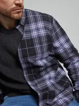 Camisa de franela de manga larga con estampado a cuadros en tonos marrón, naranja y blanco.