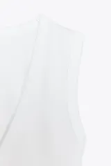 Camiseta negra de corte ajustado (slim fit) con escote en pico profundo y manga sisa.