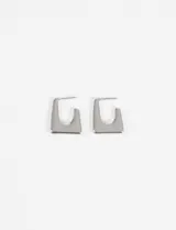 Aros de diseño rectangular con acabado metálico plateado y cierre de perno.