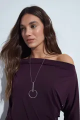 Top de manga larga con escote bote amplio, diseñado para usar ligeramente caído sobre los hombros. Presenta una silueta entallada y tejido liso, liviano y adaptable al cuerpo.