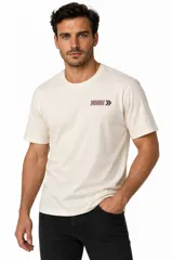 Remera de manga corta color negro, de algodón, con cuello redondo y diseño holgado con estampa frontal.