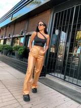 Pantalón de vestir dorado, de corte wide leg y tiro alto.