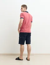 Bermuda de gabardina color marrón con bolsillos cargo laterales y bolsillos traseros con solapa.