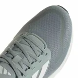 Championes de running Adidas Runfalcon 5, color gris con detalles en blanco. Presentan exterior de malla transpirable, mediasuela con tecnología Cloudfoam para mayor amortiguación y suela de goma Adiwear para mayor durabilidad.