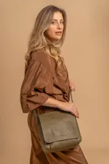 Bandolera de diseño simple con tapa frontal, confeccionada en material símil cuero. Cuenta con correa ajustable, división interna y bolsillos internos para mayor organización.