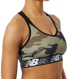 Top deportivo New Balance Pace Bra 3.0 con estampado de camuflaje en tonos verde y marrón, con banda elástica inferior con logo de la marca.