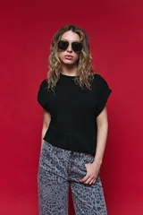 Remera blanca de algodón con cuello redondo, mangas cortas con dobladillo y calce relajado.