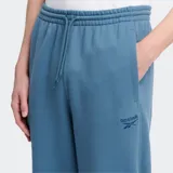 Pantalón de jogging azul con cintura elástica y cordón ajustable. Logo de Reebok bordado en la pierna izquierda.