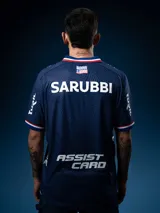 Camiseta de fútbol Umbro del Club Nacional de Football, modelo Away 2025, de color azul con patrón de ondas texturizadas. Cuenta con detalles en blanco, rojo y azul en el cuello y las mangas. Incluye el escudo del club, el logo de Umbro y patrocinadores estampados.