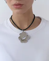 Dije con forma de flor abstracta de acrílico espejado con acabado brillante y recubrimiento de resina protectora.