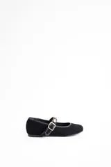 Ballerina de gamuza negra con punta redondeada, tira sobre el empeine con hebilla dorada y detalle decorativo de strass.