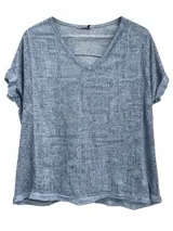 Blusa color azul jean, con escote en V, mangas cortas con vuelta y diseño relajado.