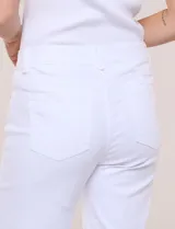 Jean de corte recto y tiro alto en color blanco, confeccionado en denim elastizado de suave tacto. Cuenta con diseño tradicional de cinco bolsillos, presillas para cinturón y cierre frontal con botón y cremallera.
