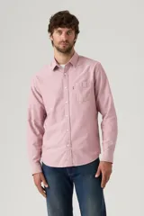 Camisa de hombre Levi's de manga larga color rosa claro, con cuello clásico, cierre frontal con botones, bolsillo en el pecho y corte estándar.