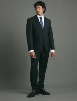 Traje de corte slim fit compuesto por saco de dos botones y pantalón de vestir a juego. Presenta una silueta entallada y moderna.