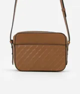 Bandolera negra pequeña de material sintético con textura geométrica. Tiene correa ancha regulable, cierre de cremallera, separadores internos y bolsillo externo con cremallera.