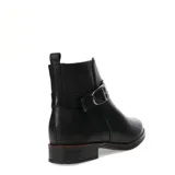 Botas de caña baja marca Bottero, confeccionadas en cuero negro con detalle de tira con hebilla metálica en el tobillo. Presentan un diseño clásico con taco bajo y suela con borde en tono contraste.